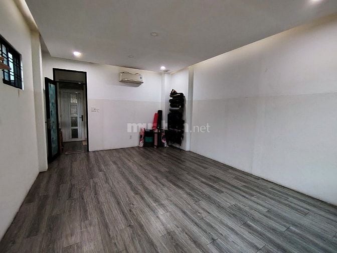 Nhà đẹp hoàn thiện, chính chủ đang sống P. 4 Quận 11, xe hơi vào thẳng
