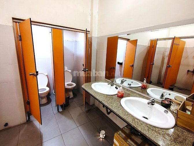 Nhà đẹp hoàn thiện, chính chủ đang sống P. 4 Quận 11, xe hơi vào thẳng