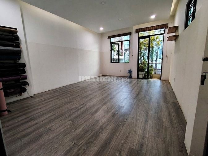 Nhà đẹp hoàn thiện, chính chủ đang sống P. 4 Quận 11, xe hơi vào thẳng