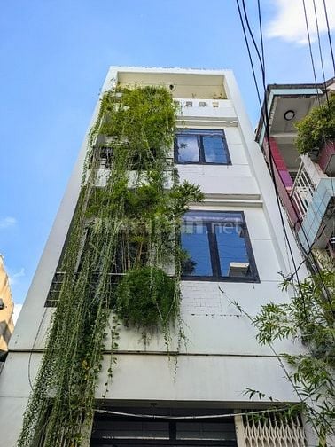 Nhà đẹp hoàn thiện, chính chủ đang sống P. 4 Quận 11, xe hơi vào thẳng