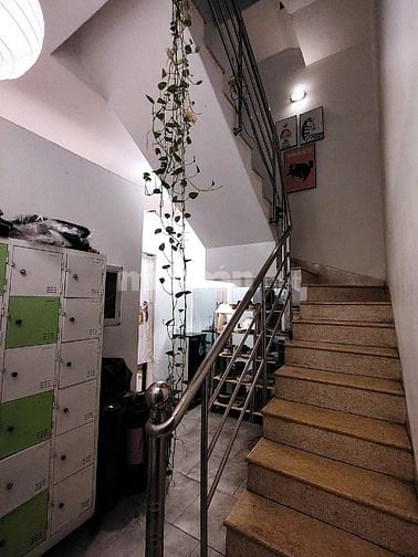 Nhà đẹp hoàn thiện, chính chủ đang sống P. 4 Quận 11, xe hơi vào thẳng