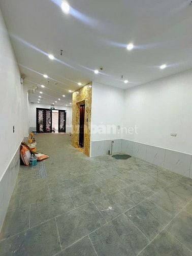 TÒA NHÀ VĂN PHÒNG 7 TẦNG, THANG MÁY, Ô TÔ ĐỖ CỬA VÀO NHÀ