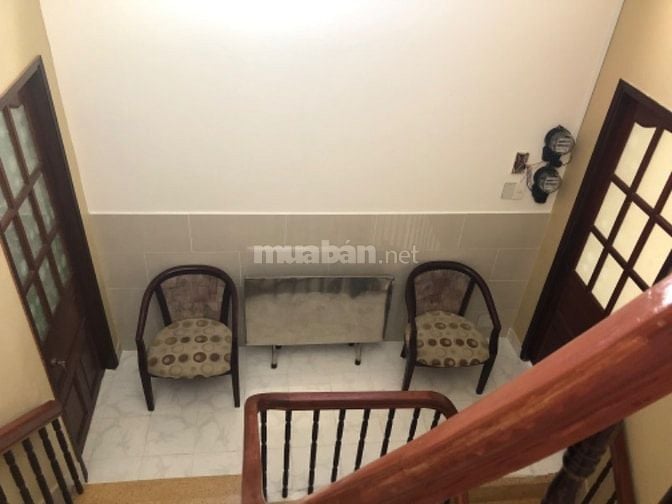 Nhà mới xây, trước cửa là công viên, có chỗ để xe hơi. DT 28m2