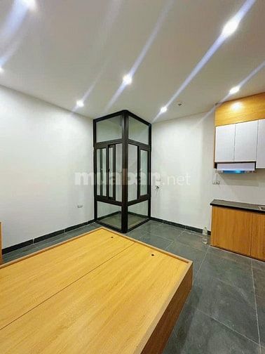 TÒA NHÀ VĂN PHÒNG 7 TẦNG, THANG MÁY, Ô TÔ ĐỖ CỬA VÀO NHÀ