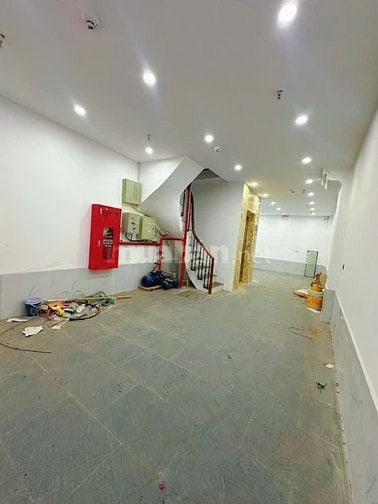 TÒA NHÀ VĂN PHÒNG 7 TẦNG, THANG MÁY, Ô TÔ ĐỖ CỬA VÀO NHÀ