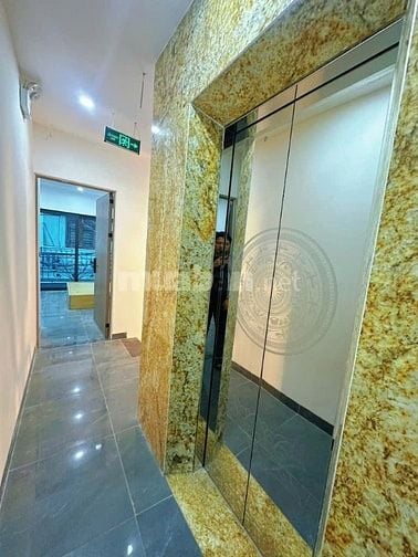 TÒA NHÀ VĂN PHÒNG 7 TẦNG, THANG MÁY, Ô TÔ ĐỖ CỬA VÀO NHÀ