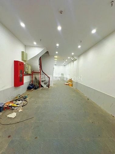 TÒA NHÀ VĂN PHÒNG 7 TẦNG, THANG MÁY, Ô TÔ ĐỖ CỬA VÀO NHÀ