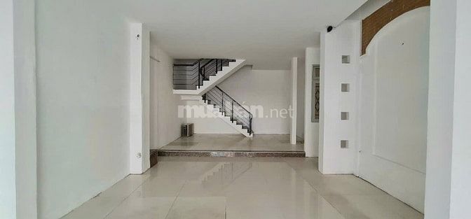 Nhà mặt tiền - Đang có hợp đồng thuê tốt