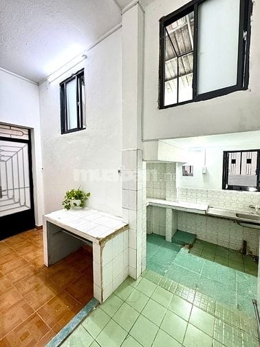 Phòng sát ngã 3 Vạn Kiếp vs Phan Xích Long. Ban công,cửa sổ, nội thất