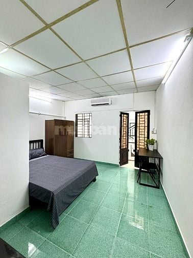 Phòng sát ngã 3 Vạn Kiếp vs Phan Xích Long. Ban công,cửa sổ, nội thất