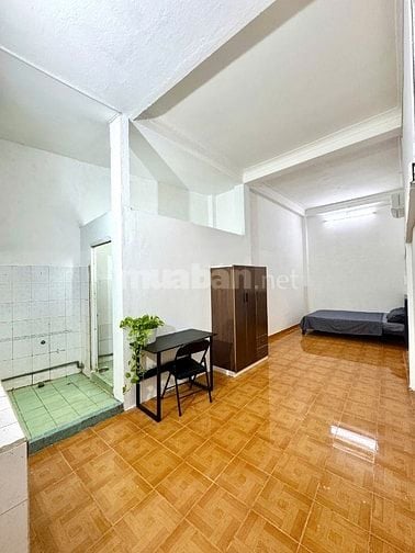 Phòng sát ngã 3 Vạn Kiếp vs Phan Xích Long. Ban công,cửa sổ, nội thất