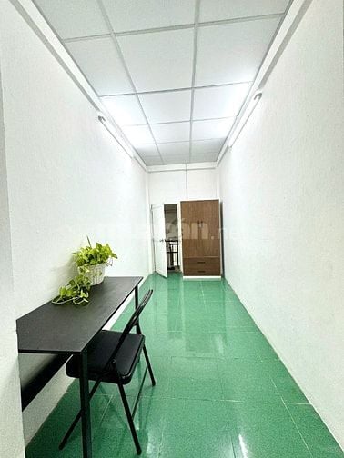 Phòng sát ngã 3 Vạn Kiếp vs Phan Xích Long. Ban công,cửa sổ, nội thất