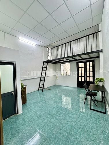 Phòng sát ngã 3 Vạn Kiếp vs Phan Xích Long. Ban công,cửa sổ, nội thất