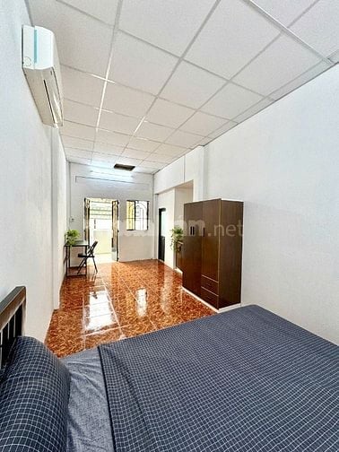 Phòng sát ngã 3 Vạn Kiếp vs Phan Xích Long. Ban công,cửa sổ, nội thất