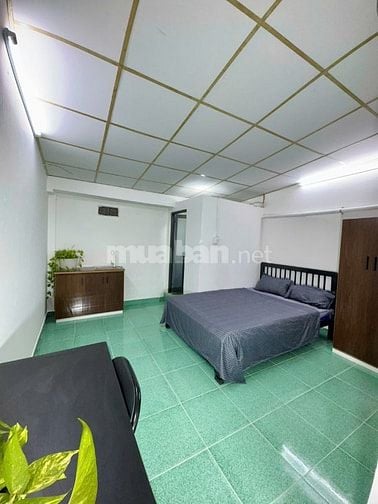 Phòng sát ngã 3 Vạn Kiếp vs Phan Xích Long. Ban công,cửa sổ, nội thất