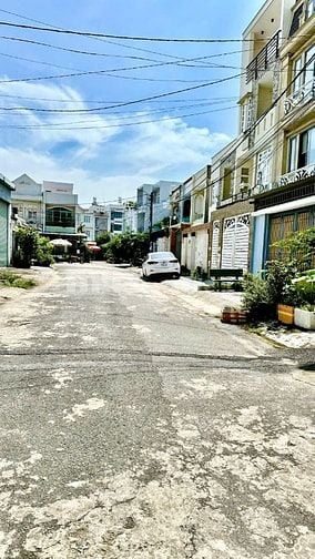 Bán Nhà 3 tầng Dt 180m2 Sổ Hồng Riêng P Phú Hữu