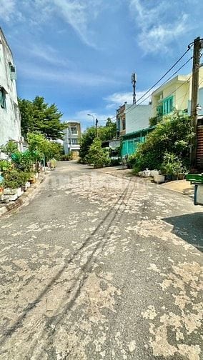 Bán Nhà 3 tầng Dt 180m2 Sổ Hồng Riêng P Phú Hữu