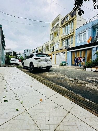 Bán Nhà 3 tầng Dt 180m2 Sổ Hồng Riêng P Phú Hữu