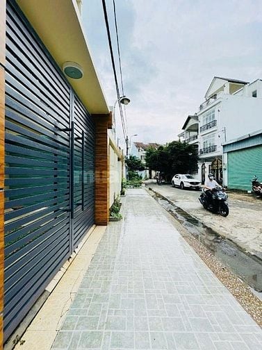 Bán Nhà 3 tầng Dt 180m2 Sổ Hồng Riêng P Phú Hữu
