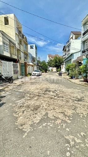 Bán Nhà 3 tầng Dt 180m2 Sổ Hồng Riêng P Phú Hữu
