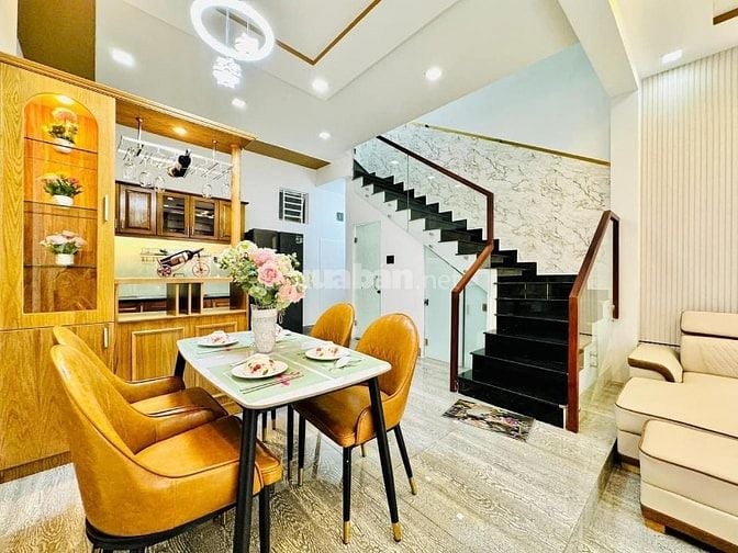Nhà 1 trệt 2 lầu, 4x17,5m, có phòng ngủ trệt tiện cho người lớn tuổi