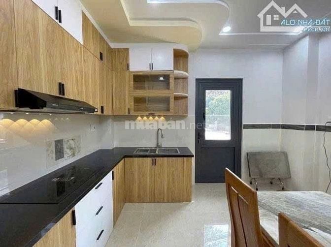 Bán nhà ngay Huỳnh Văn Bánh,Phú Nhuận.Giá: 2 tỷ 100tr/ 62m2,sổ riêng