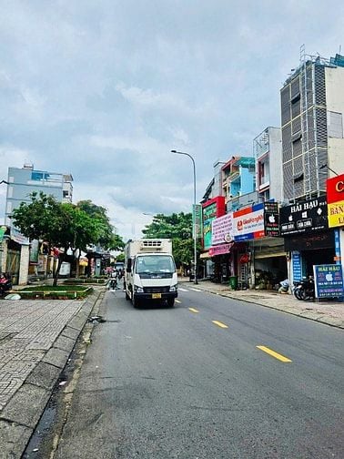 Cho thuê tòa nhà mặt tiền đường Nơ Trang Long CT TM giữa nhà
