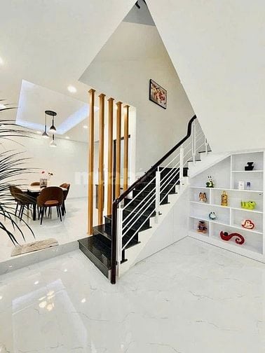 Sang ngay nhà Phạm Văn Hai, Tân Bình. Giá: 2 tỷ 410tr, sổ hồng riêng