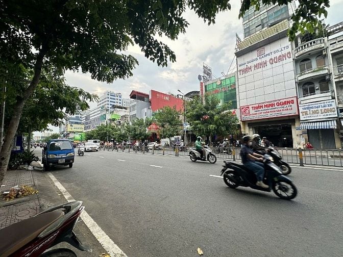 Bán Tòa nhà Hầm 6 tầng Mặt tiền Lý Thái Tổ DT: 6,3x23m Giá chỉ 33 tỷ