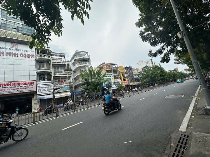 Bán Tòa nhà Hầm 6 tầng Mặt tiền Lý Thái Tổ DT: 6,3x23m Giá chỉ 33 tỷ