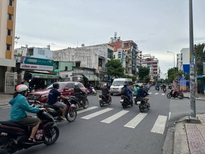 Bán gấp MT Tân Thắng đối diện cổng siêu thị eaon. DT: 5.5x29m. 