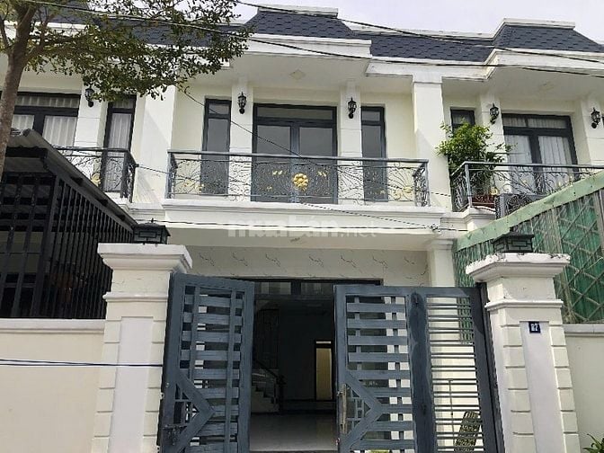 Nhà bán gần chợ Bình Chánh 1 trệt 1 lầu. Giá 2.195 tỉ