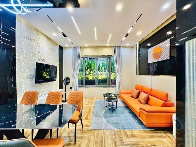 Đi nước ngoài định cư bán gấp nhà ở đường Phan Đăng Lưu, phường 7, quậ