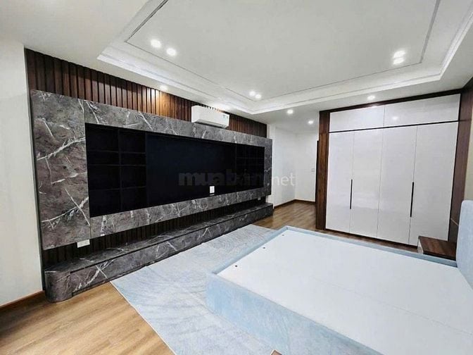 Ô TÔ ĐỖ CỬA  30M 5 TẦNG GIÁ 5,6 TỶ