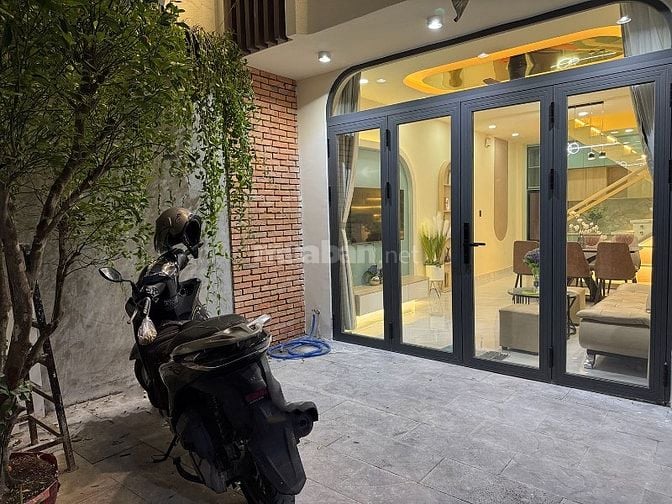2lầu (3,9m hậu 5,5m x 11m) full nội thất c.cấp khu VIP Thích Quảng Đức