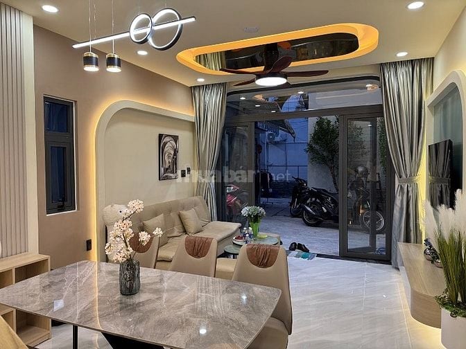 2lầu (3,9m hậu 5,5m x 11m) full nội thất c.cấp khu VIP Thích Quảng Đức