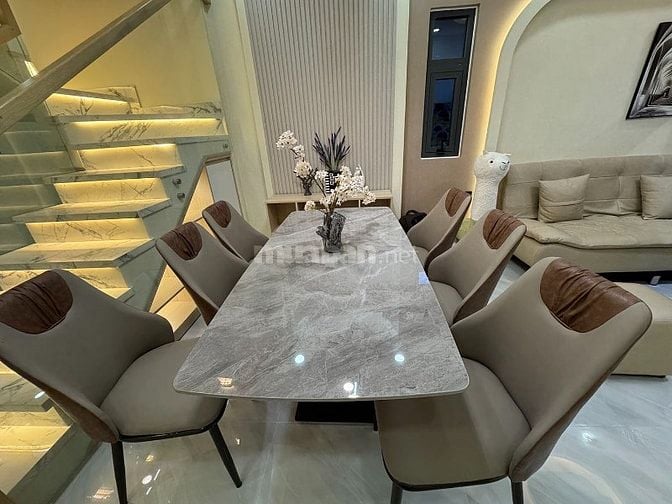 2lầu (3,9m hậu 5,5m x 11m) full nội thất c.cấp khu VIP Thích Quảng Đức
