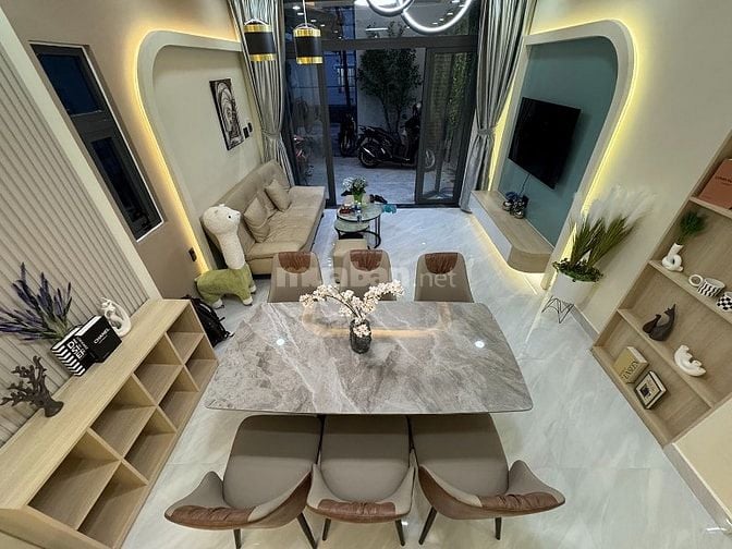2lầu (3,9m hậu 5,5m x 11m) full nội thất c.cấp khu VIP Thích Quảng Đức