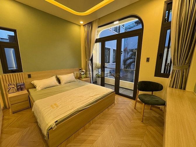 2lầu (3,9m hậu 5,5m x 11m) full nội thất c.cấp khu VIP Thích Quảng Đức