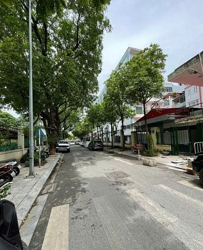 Nhà cao cửa rộng Nguyễn Văn Huyên, 2 thoáng, mặt đường ô tô to tránh