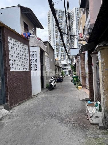 Hẻm xe hơi 6m) cách mặt tiền Bùi Minh Trực 3căn nhà.chiều dài16m 