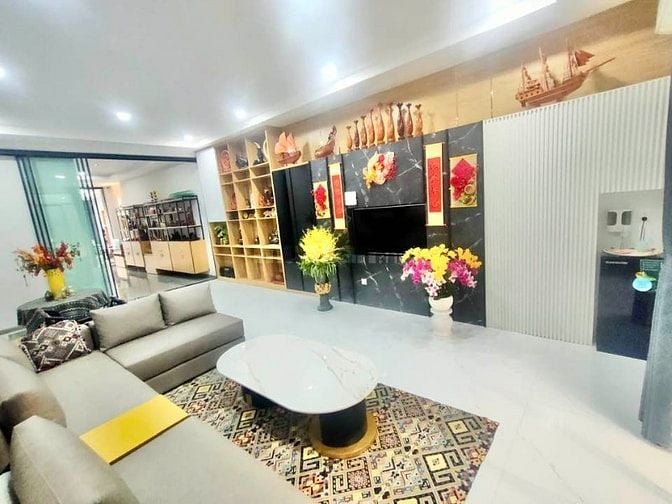 Bán nhà 5 tầng mới đẹp có thang máy mặt tiền đường Trần Nguyên Hãn