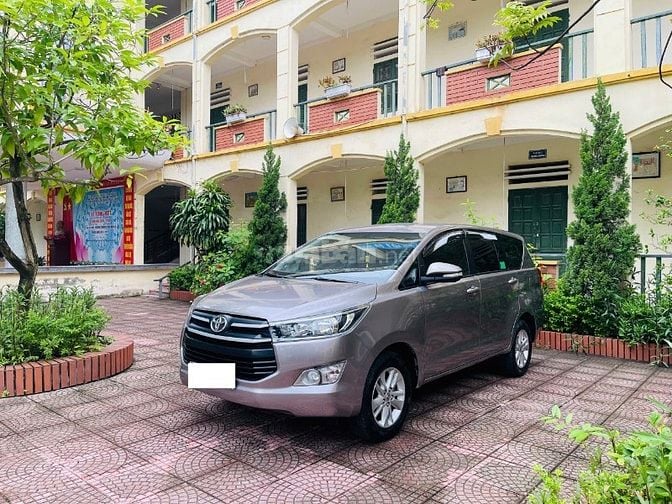 Gia đình tôi cần bán chiếc xe ô tô Toyota Innova 2.0E màu xám vàng