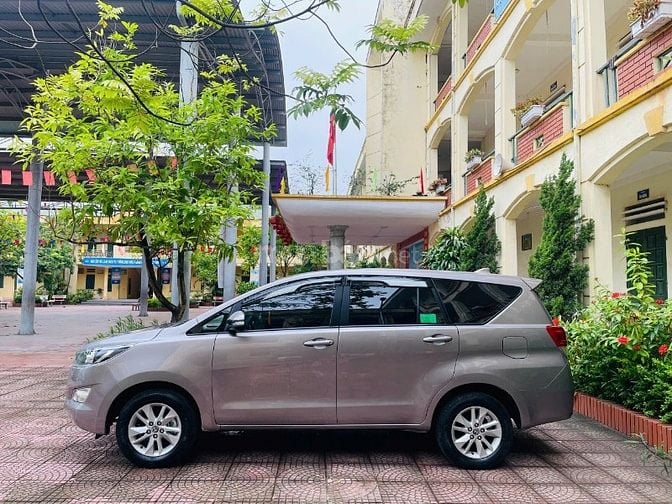 Gia đình tôi cần bán chiếc xe ô tô Toyota Innova 2.0E màu xám vàng