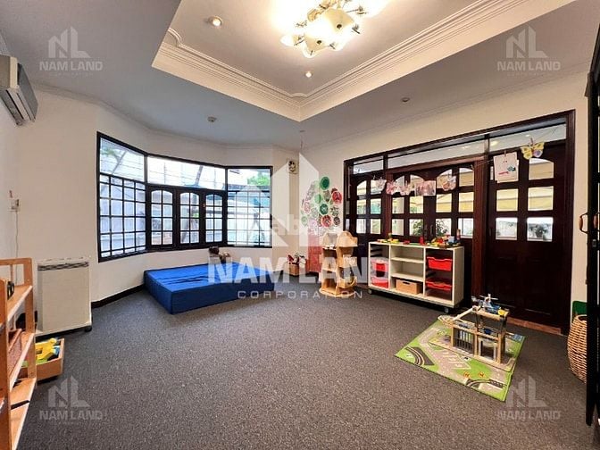 Cho thuê gấp villa Lê Thước p. Thảo Điền q2, 140 triệu, 400m2 trệt lầu