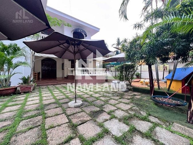 Cho thuê gấp villa Lê Thước p. Thảo Điền q2, 140 triệu, 400m2 trệt lầu
