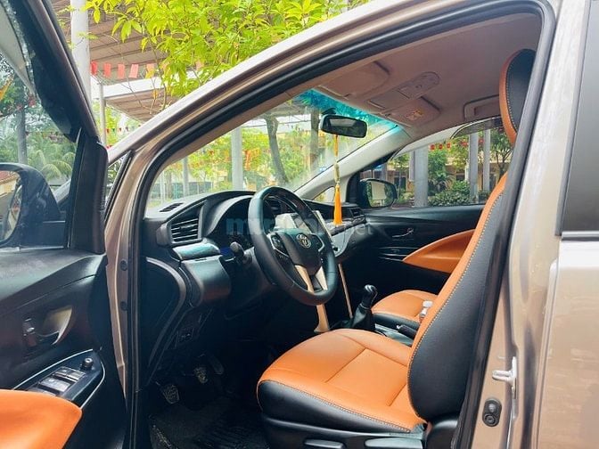 Gia đình tôi cần bán chiếc xe ô tô Toyota Innova 2.0E màu xám vàng