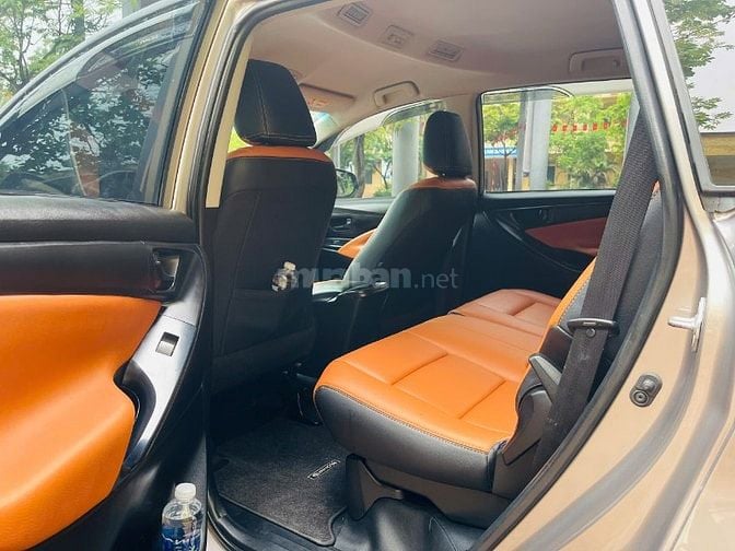 Gia đình tôi cần bán chiếc xe ô tô Toyota Innova 2.0E màu xám vàng