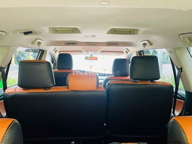 Gia đình tôi cần bán chiếc xe ô tô Toyota Innova 2.0E màu xám vàng