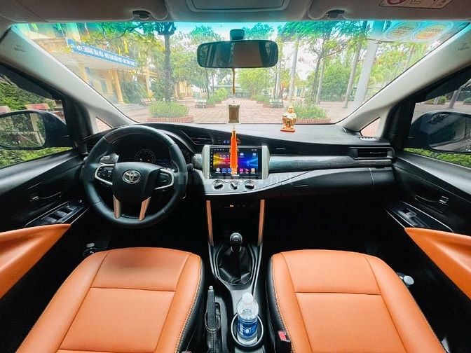 Gia đình tôi cần bán chiếc xe ô tô Toyota Innova 2.0E màu xám vàng